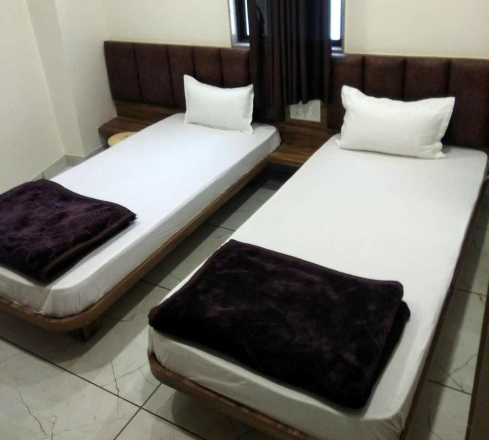 Hotel Milan Ахмедабад Экстерьер фото