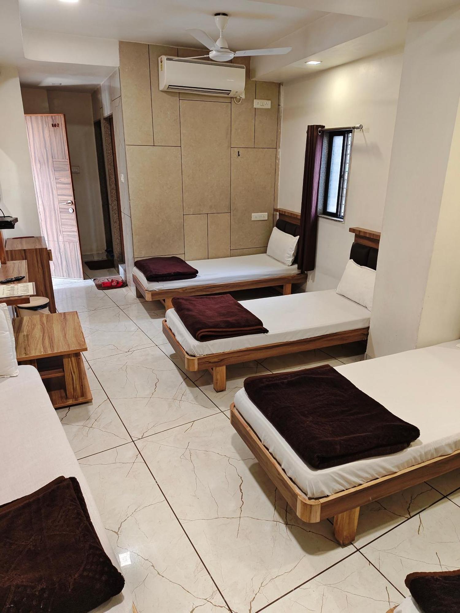Hotel Milan Ахмедабад Экстерьер фото