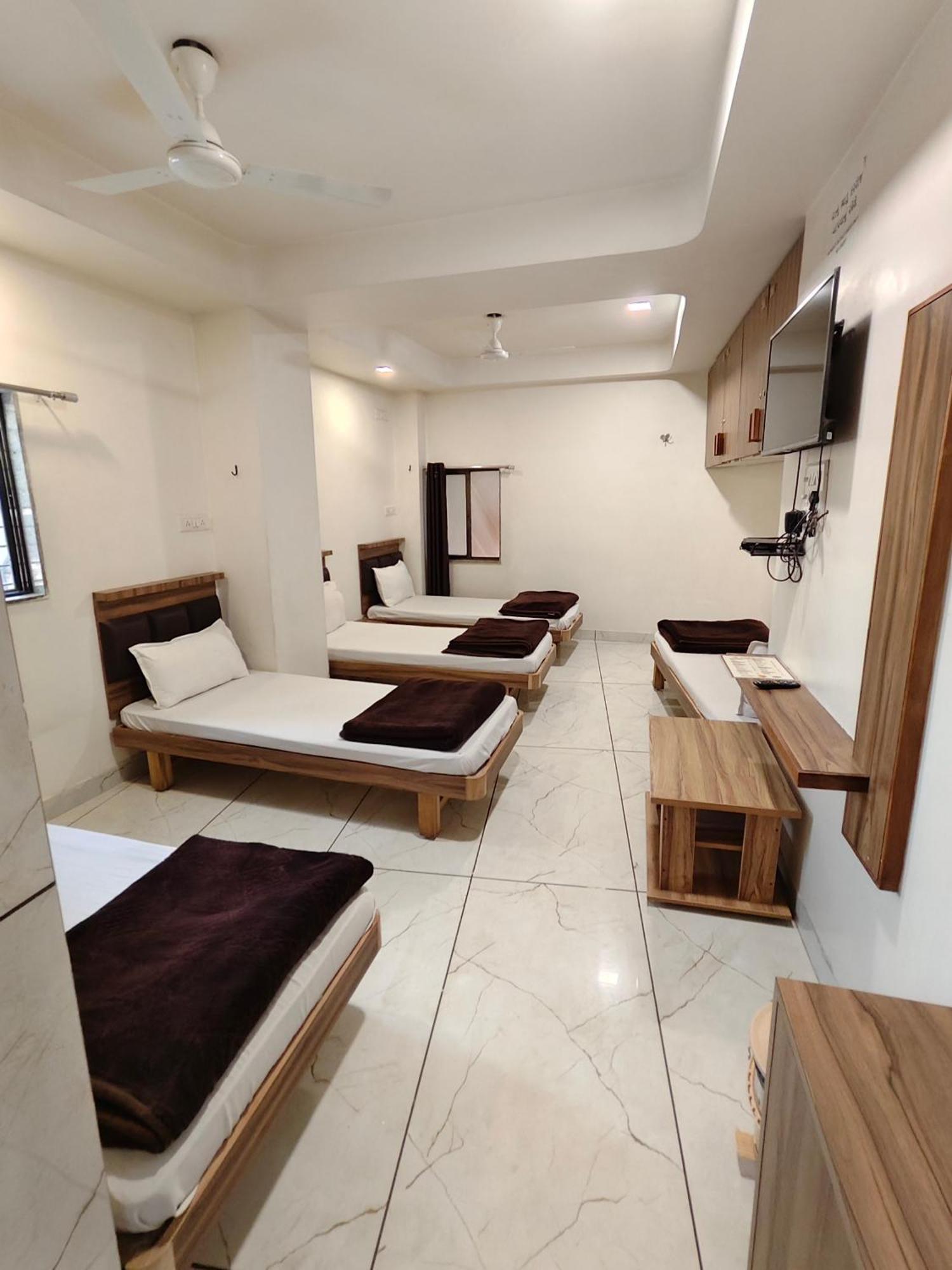 Hotel Milan Ахмедабад Экстерьер фото
